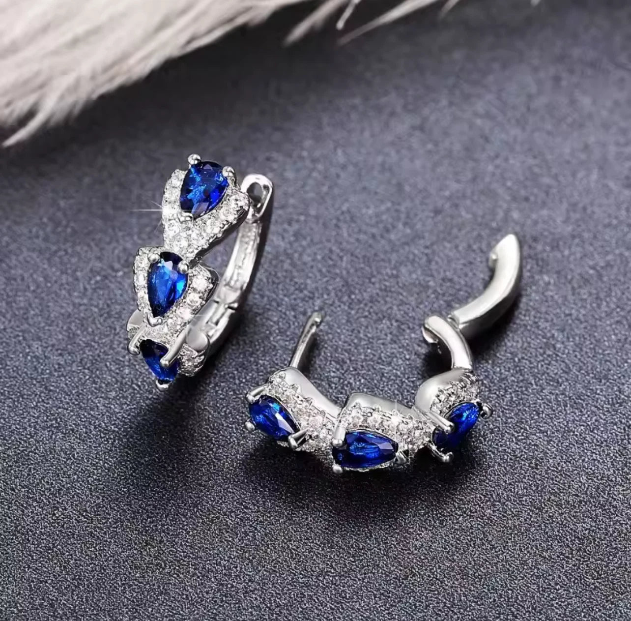 Boucles d’oreilles créoles en argent avec pierres bleues style saphir – Bijou él