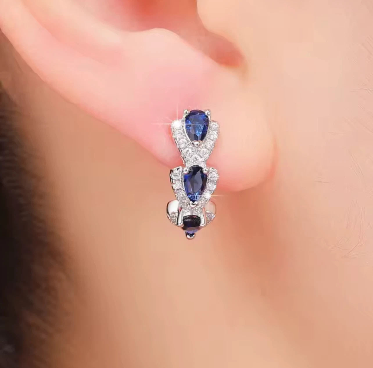 Boucles d’oreilles créoles en argent avec pierres bleues style saphir – Bijou él