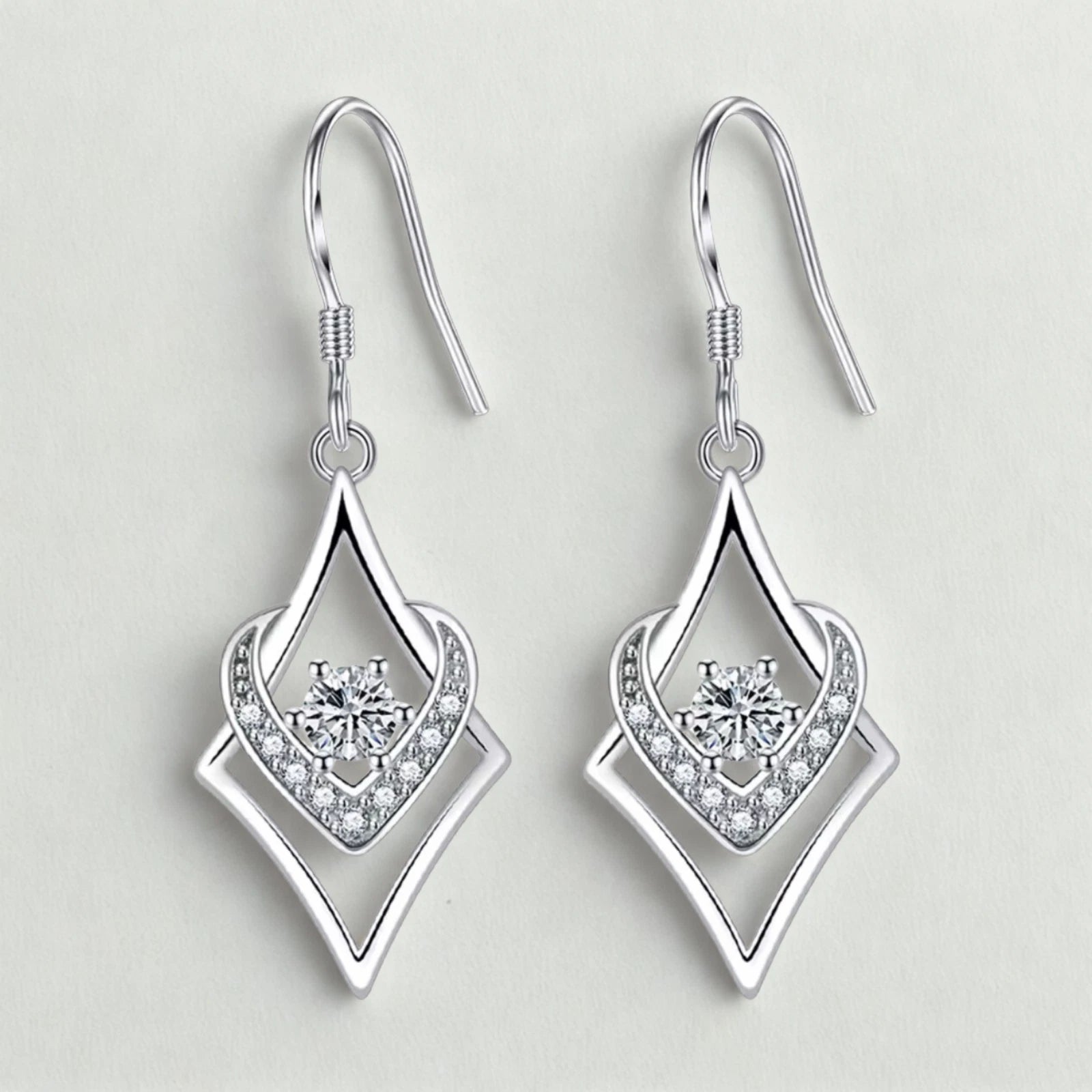Boucles d’oreilles pendantes en zircon  design géométrique