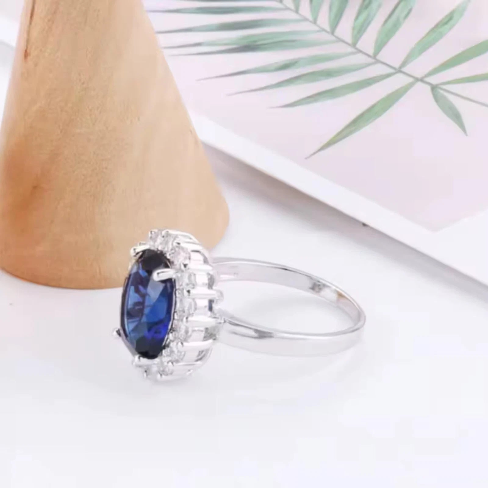 Bague Zircon Bleu Argent Halo Cristaux Style Kate Middleton Diana